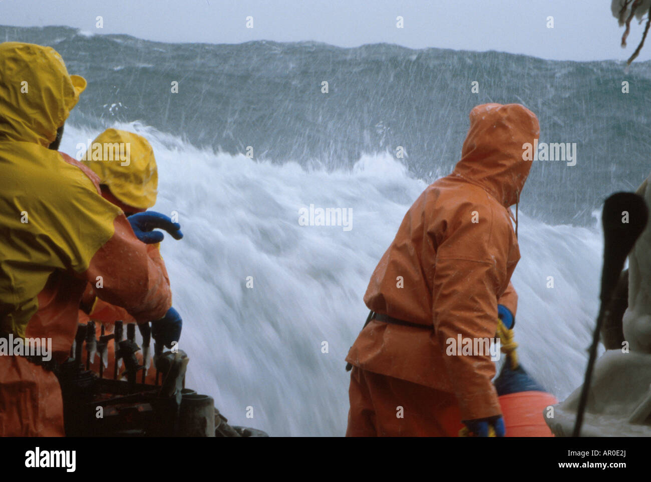 Fisherman lavorano sul ponte in 50 Nodo Venti Mare di Bering AK /nOpilio Crab stagione F/V Erla N Foto Stock