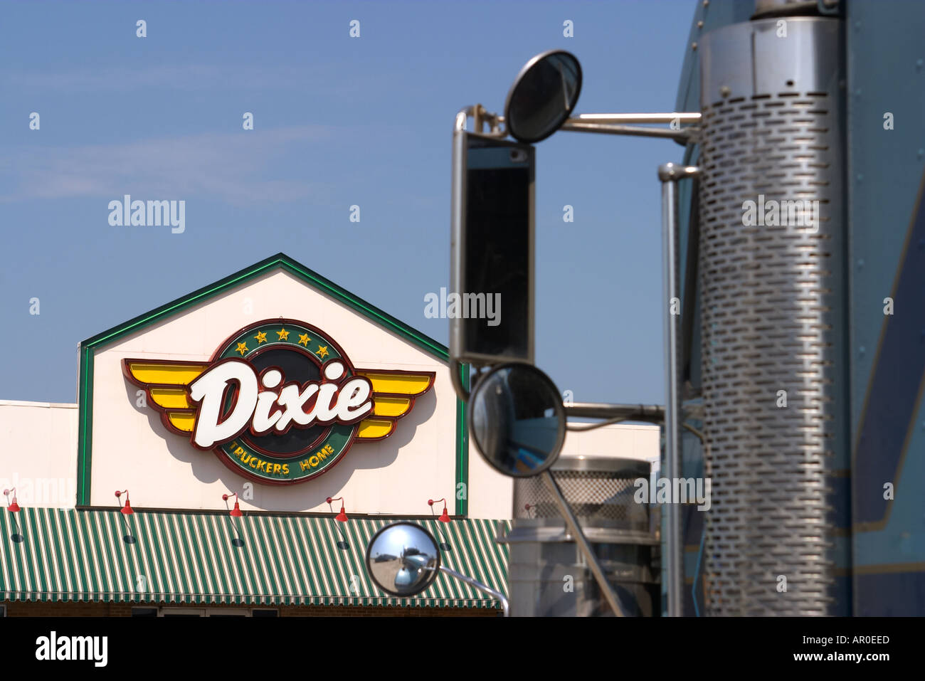 ILLINOIS Dixie Dixie Truckers Home Ristorante specchietti retrovisori laterali su diciotto wheeler carrello parcheggiato Foto Stock