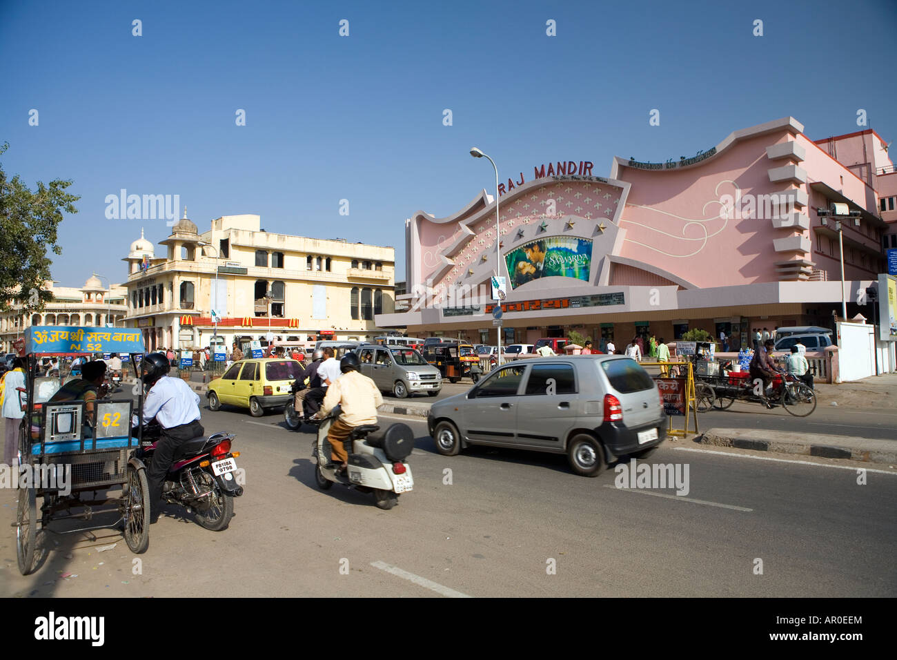 Il traffico al di fuori del Raj Mandir cinema di Jaipur Foto Stock