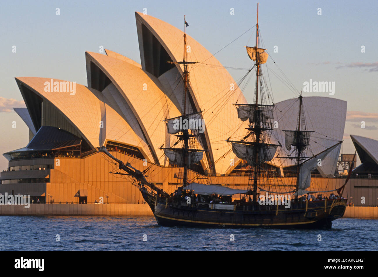 Sydney Opera House e la nave a vela in serata, Sydney Opera House di Sydney, il Porto di Sydney, Nuovo Galles del Sud, Australia Foto Stock