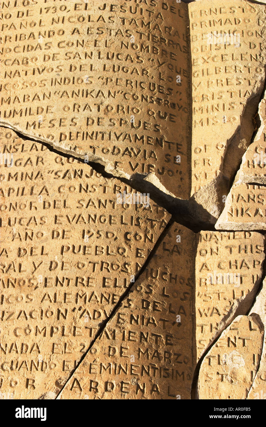 Messico Cabo San Lucas parole spagnole scolpiti nella pietra prenota rotto con crepe storia della chiesa scritto Foto Stock