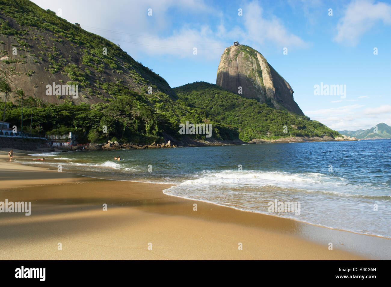 Vista di Sugarloaf Pao de Acucar su Praia Vermelha a Rio de Janeiro in Brasile Foto Stock