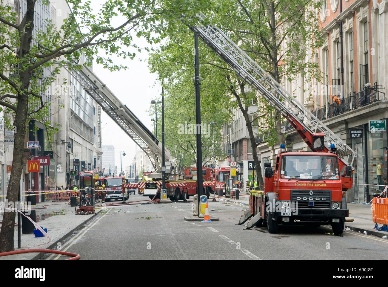 Londra servizio antincendio vigili del fuoco su una scala estensibile in Inghilterra Foto Stock