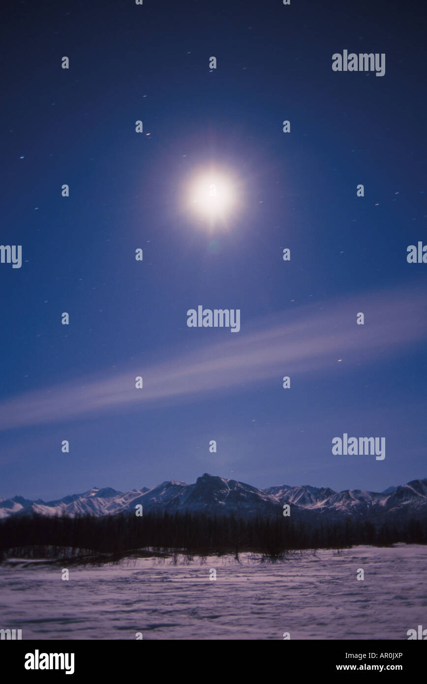 Moon over Chugach Mountains centromeridionale Alaska inverno scenic Foto Stock