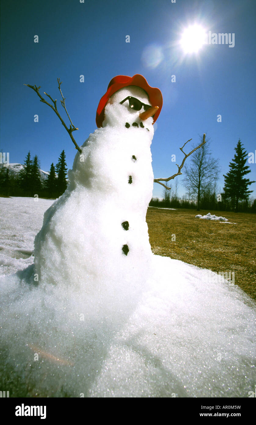 Pupazzo di neve di fusione in primavera tempo centromeridionale Alaska Foto Stock