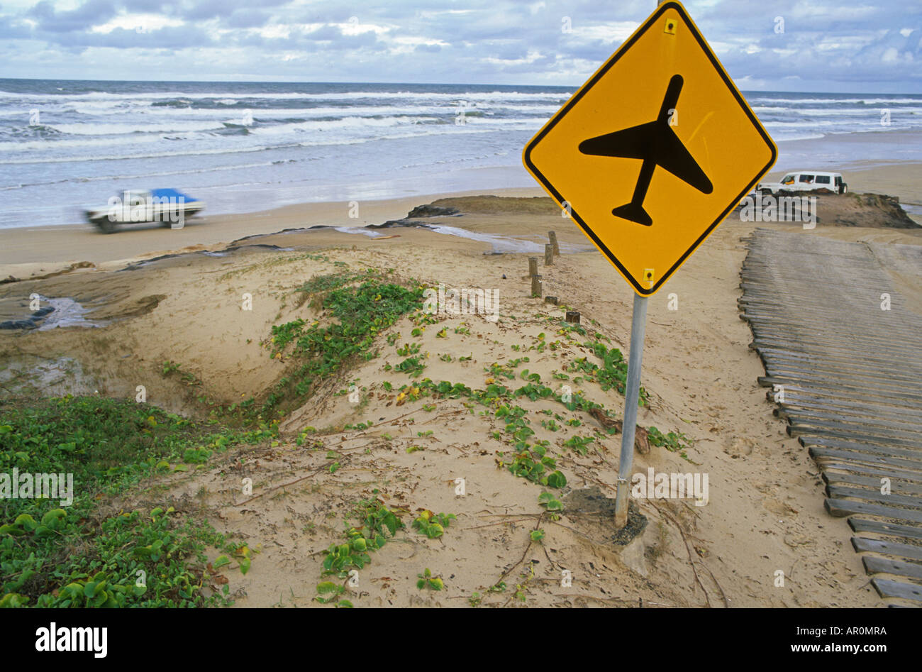 Simbolo ufficiale di avvertimento di veicoli aerei di atterraggio sulla spiaggia sulla costa est dell'Isola di Fraser, Fraser Island, in Australia Foto Stock