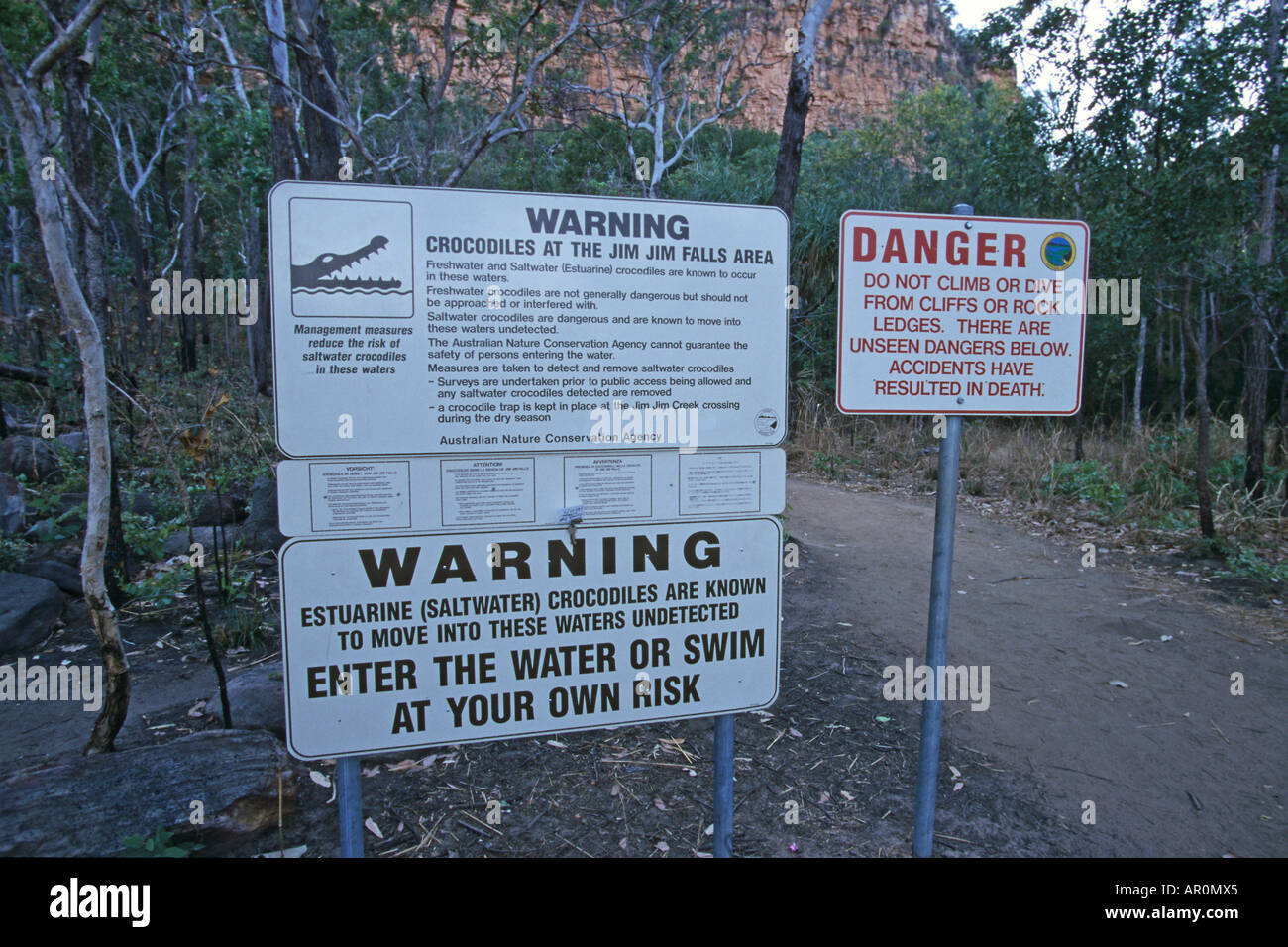 Segnali di avvertimento di rischio del coccodrillo, Jim Jim Falls, Australien, Australia Northern Territory, segno di avvertimento di immissione acqua a Jim Foto Stock
