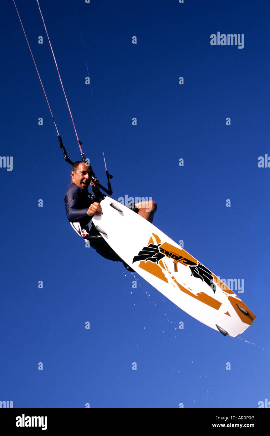 Un kite surfer sospeso in una metà di aria pongono acrobatico Foto Stock