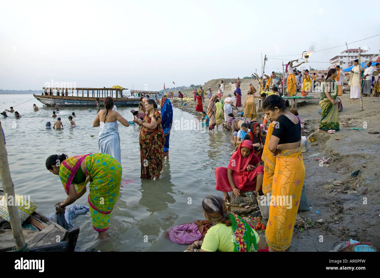 Mattina cerimonia Puja. Assi Ghat. Fiume Gange. Varanasi. India Foto Stock