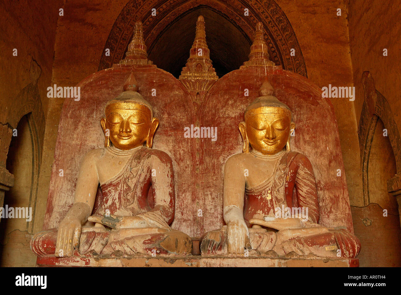 Buddha, Dhammayangyi tempio, Zwei Buddhafiguren Dhammayangyi im Tempel, Bagan Double statue di Buddha, con facce in oro, pagane Foto Stock