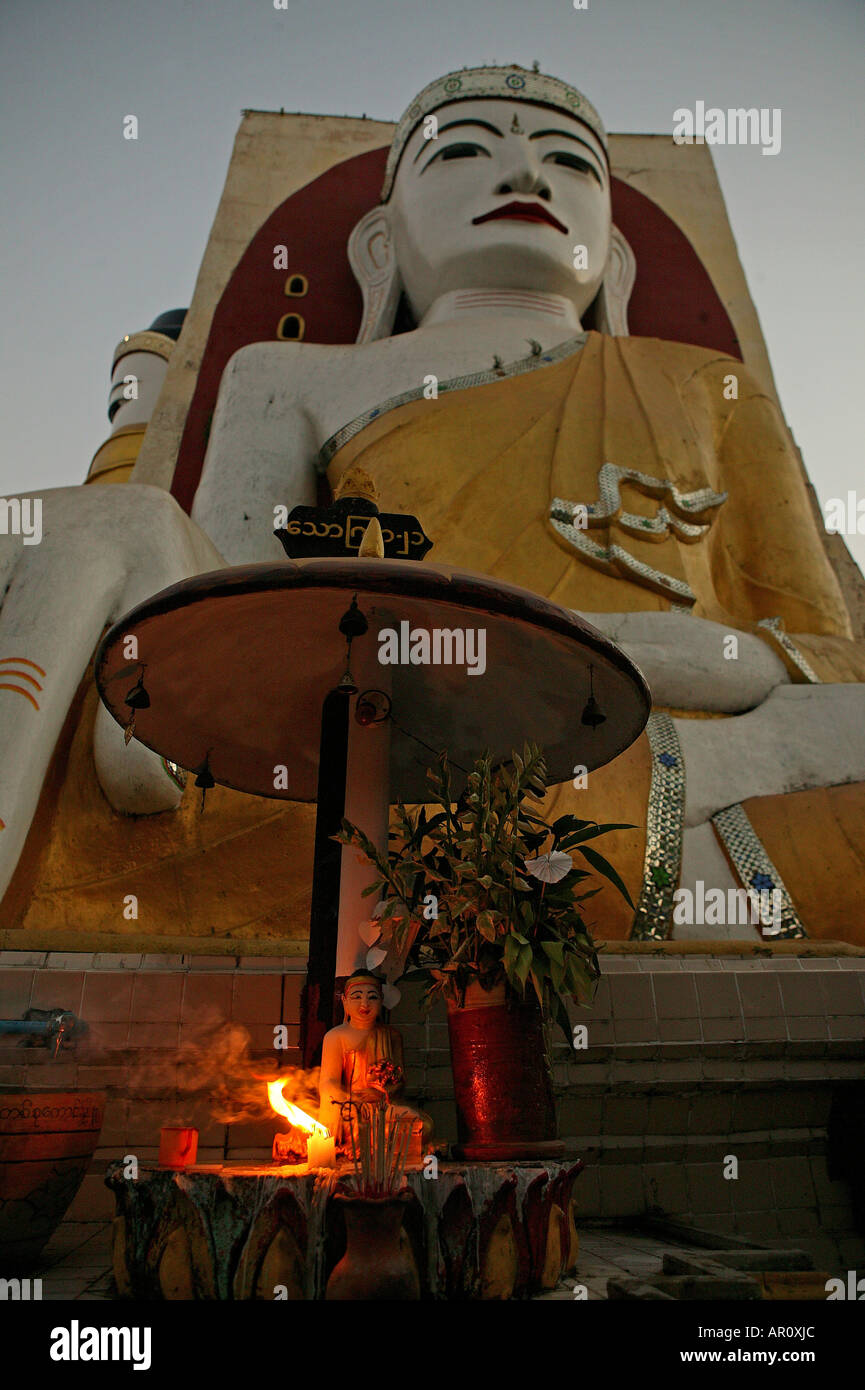 Santuario, Kyaik-pun Pagode, Bago, Vier 30 Meter hohe sitzende Buddhafiguren, Kyaikpun Pagoda è formata da quattro seduta Buddha 30 Foto Stock