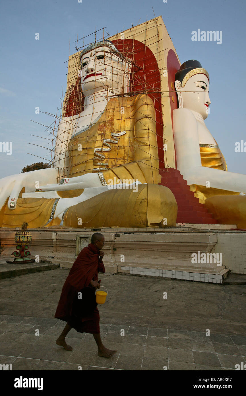 Buddha, Kyaik-pun Pagode, Bago, Statua del Buddha e Monaco, Vier 30 Meter hohe sitzende Buddhafiguren, Kyaikpun Pagoda è formata da Foto Stock