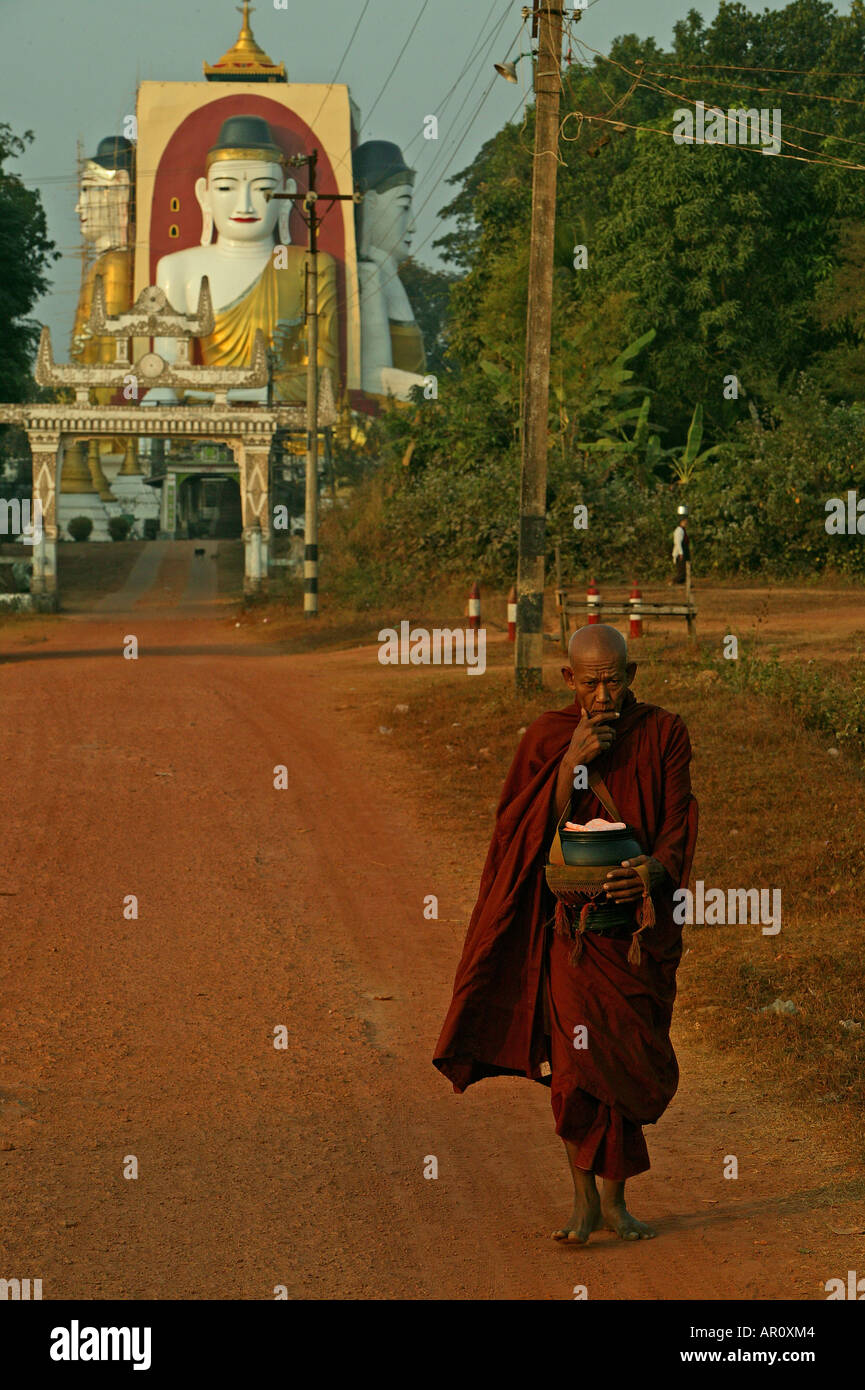 Moench, Kyaik-pun Pagode, Bago, monaco con il cibo, la mattina, Vier 30 m hohe sitzende Buddhafiguren, Kyaikpun Pagoda è formata da fou Foto Stock