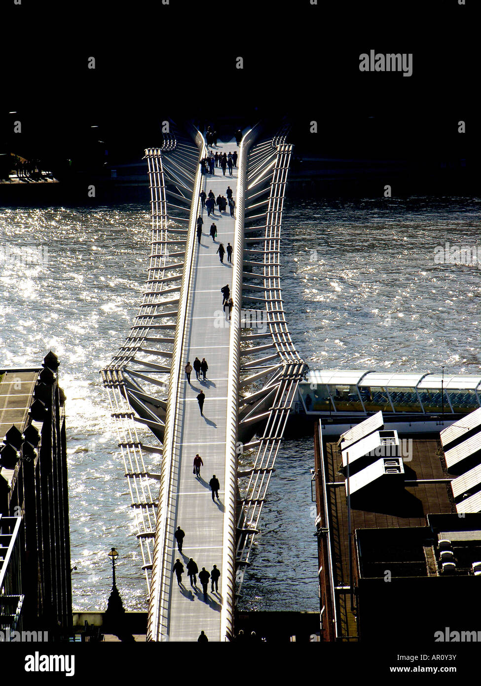 Millennium Bridge, vista dalla Cattedrale di St Paul London Foto Stock