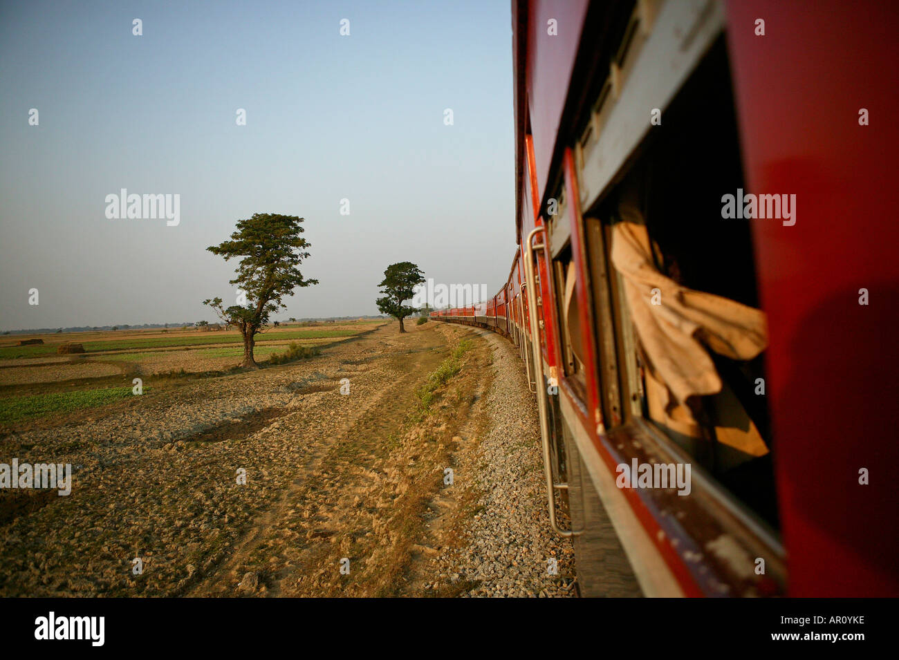 Vista dalla finestra del treno, Yangon a Thazi, Myanmar Foto Stock