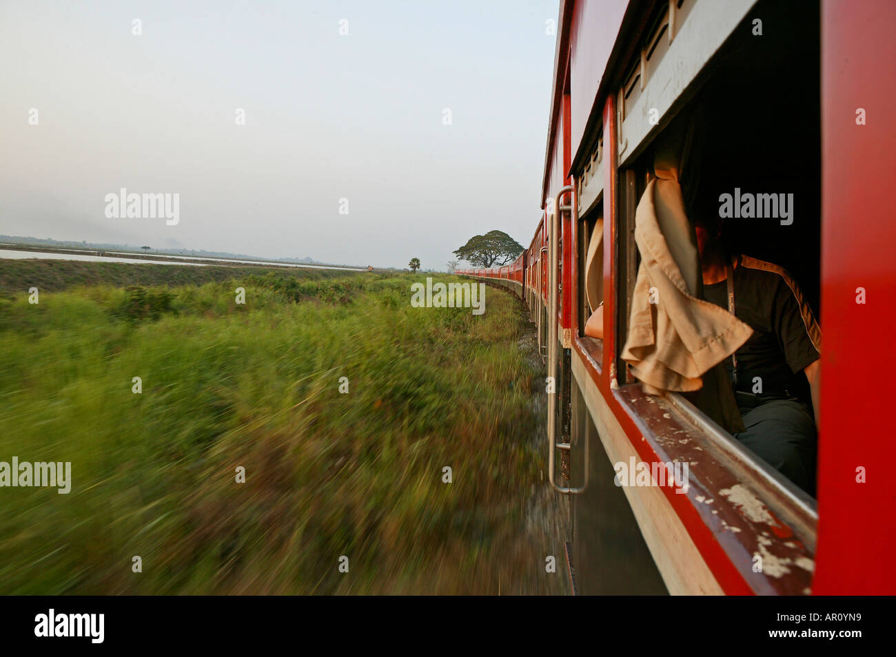 Vista dalla finestra del treno, Yangon a Thazi, Myanmar Foto Stock