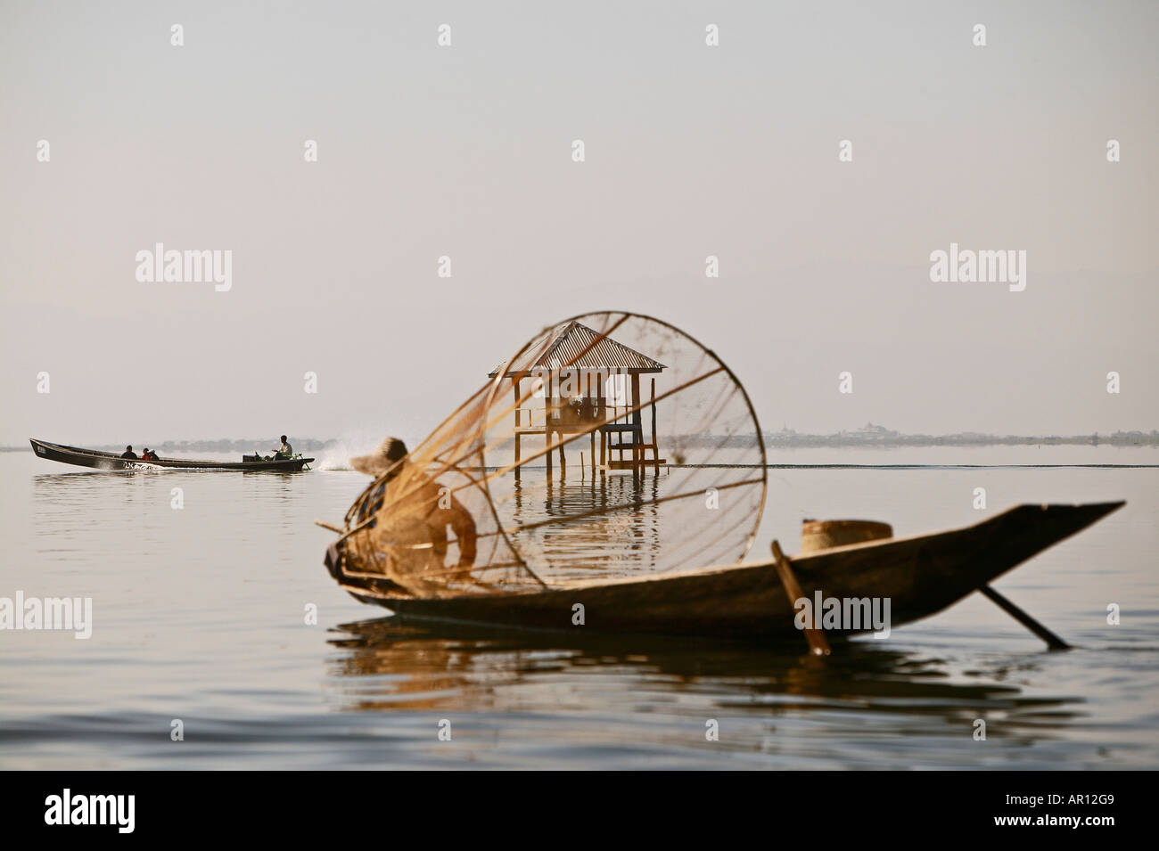 Intha pescatore, Lago Inle, patria di Intha folk, Myanmar, Birmania, Asia Foto Stock