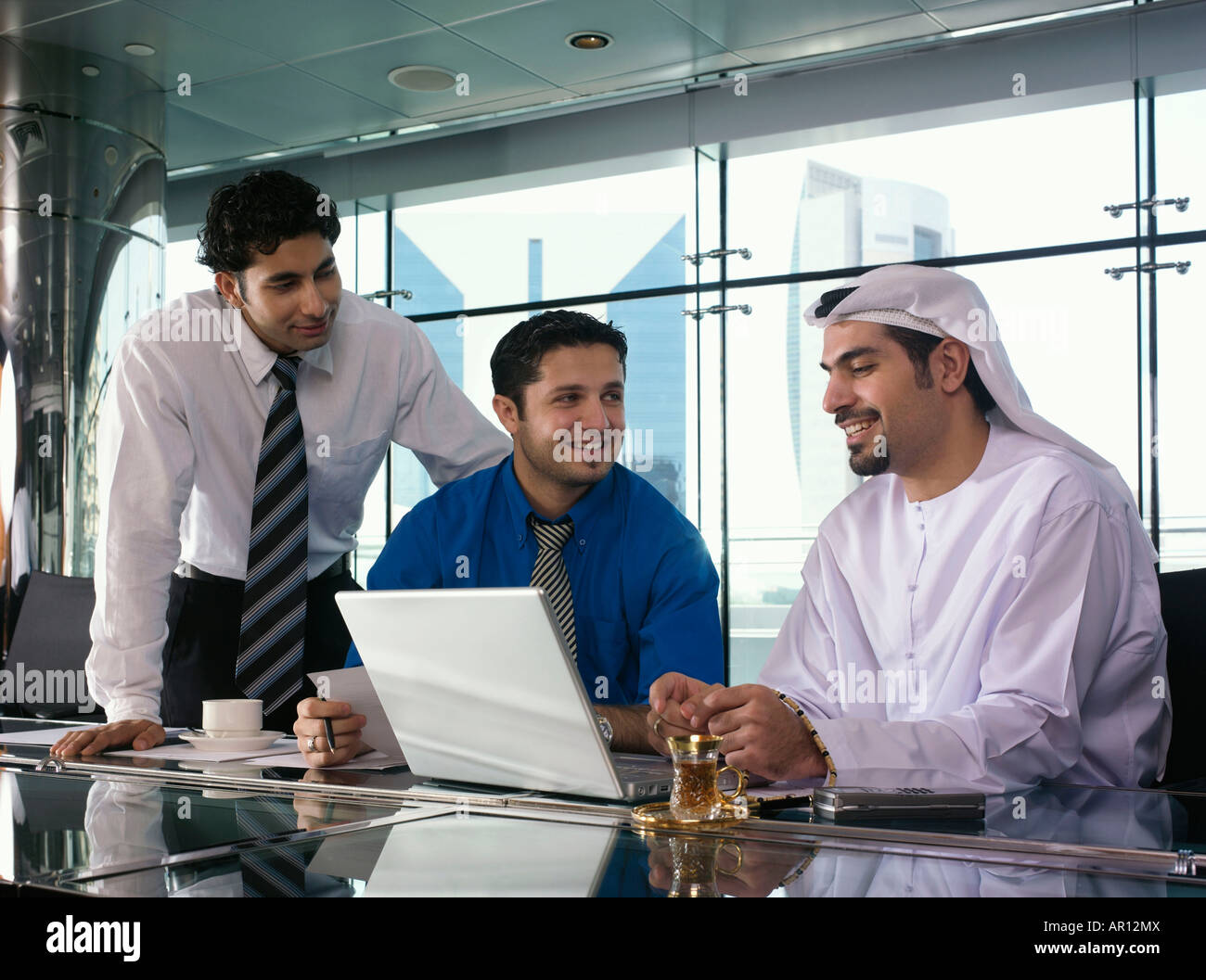 Tre uomini di affari in una discussione Foto Stock