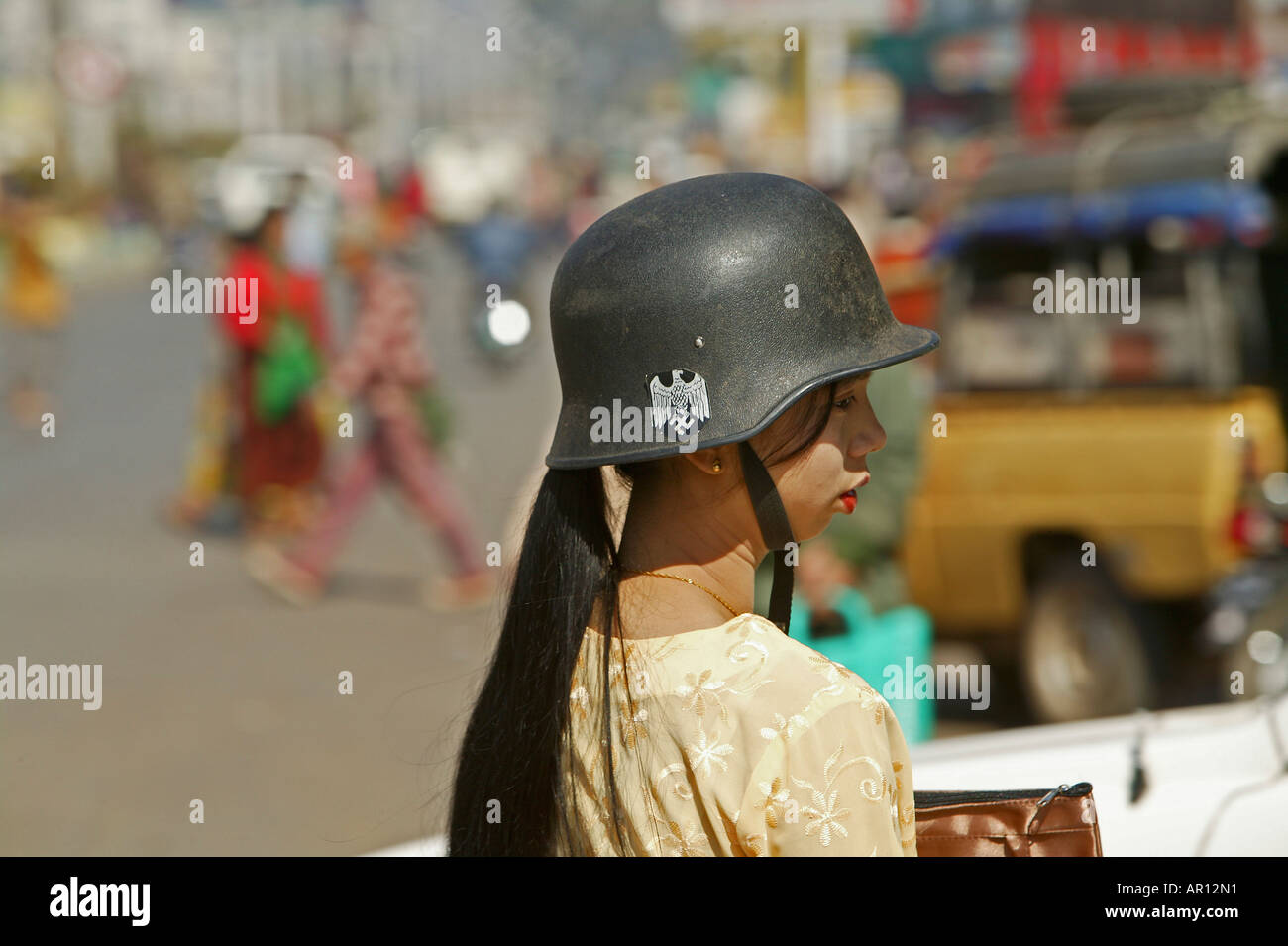 Donna birmano con tedesco elmetto militare, Myanmar Foto Stock