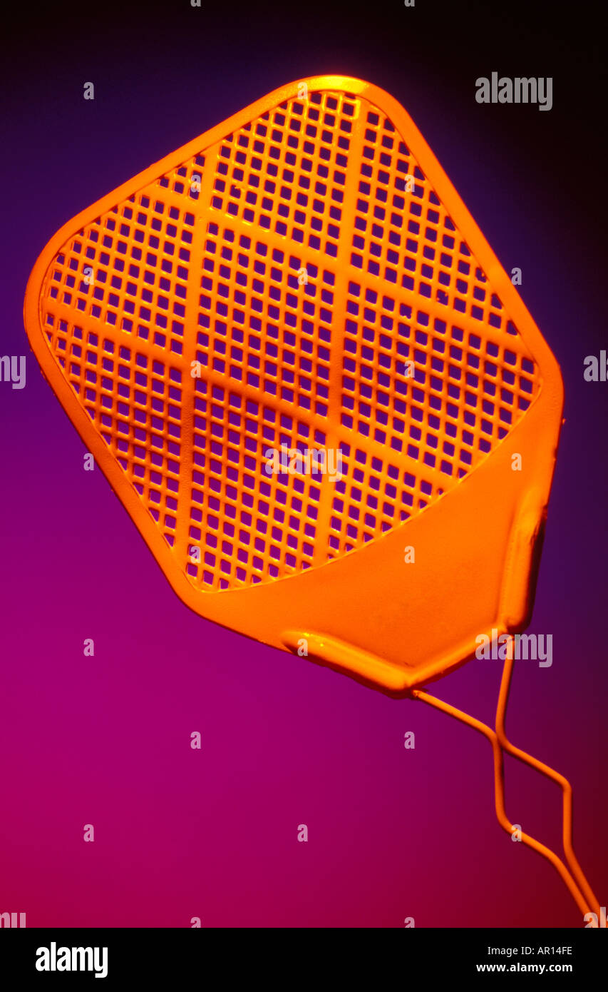 Orange fly swatter per uccidere gli insetti volanti Foto Stock