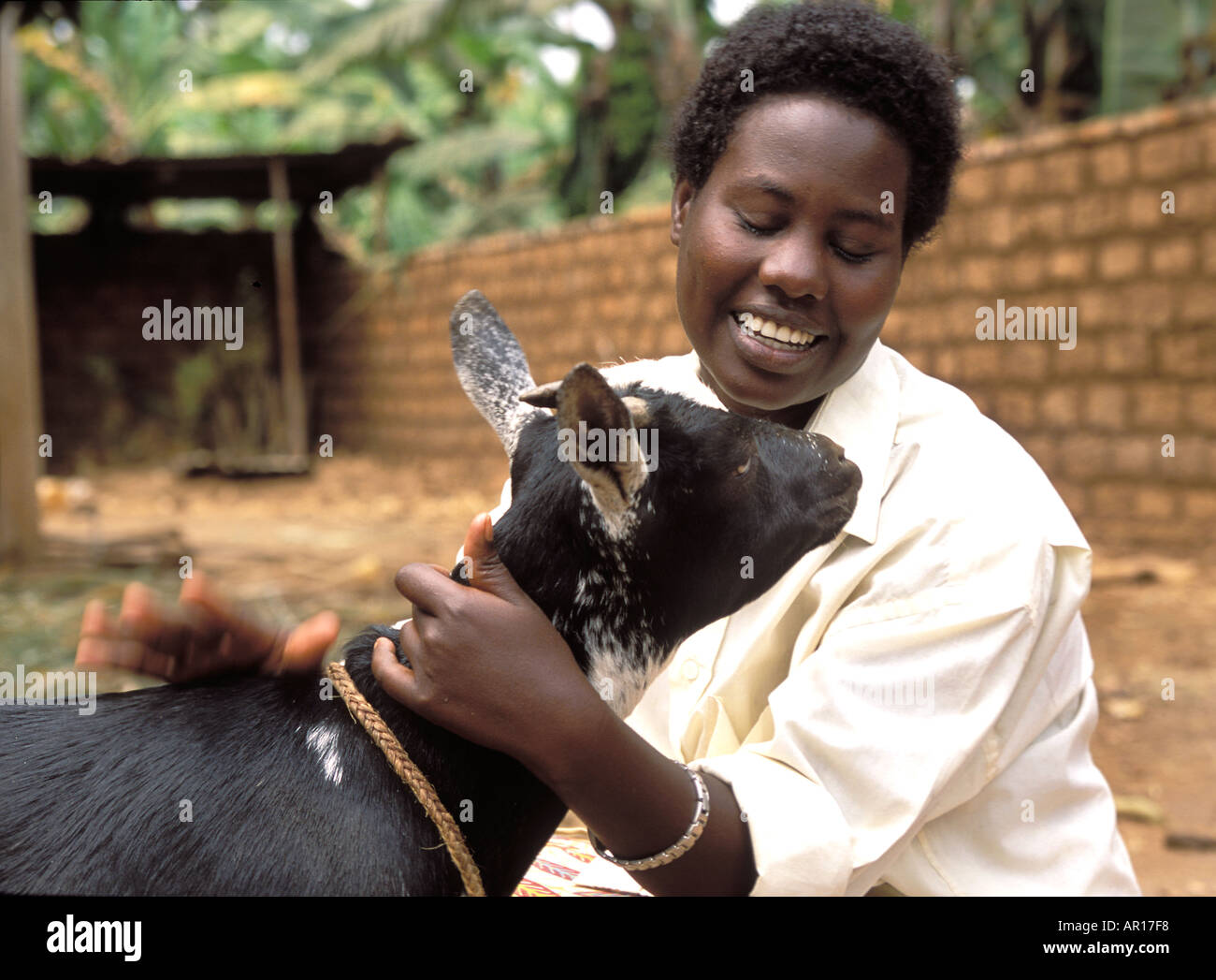 Genocidio in Ruanda orfano Angelique guarda dopo la sua 4 fratelli youger alleggerito per ricevere una capra da inviare una mucca per fornire mil Foto Stock