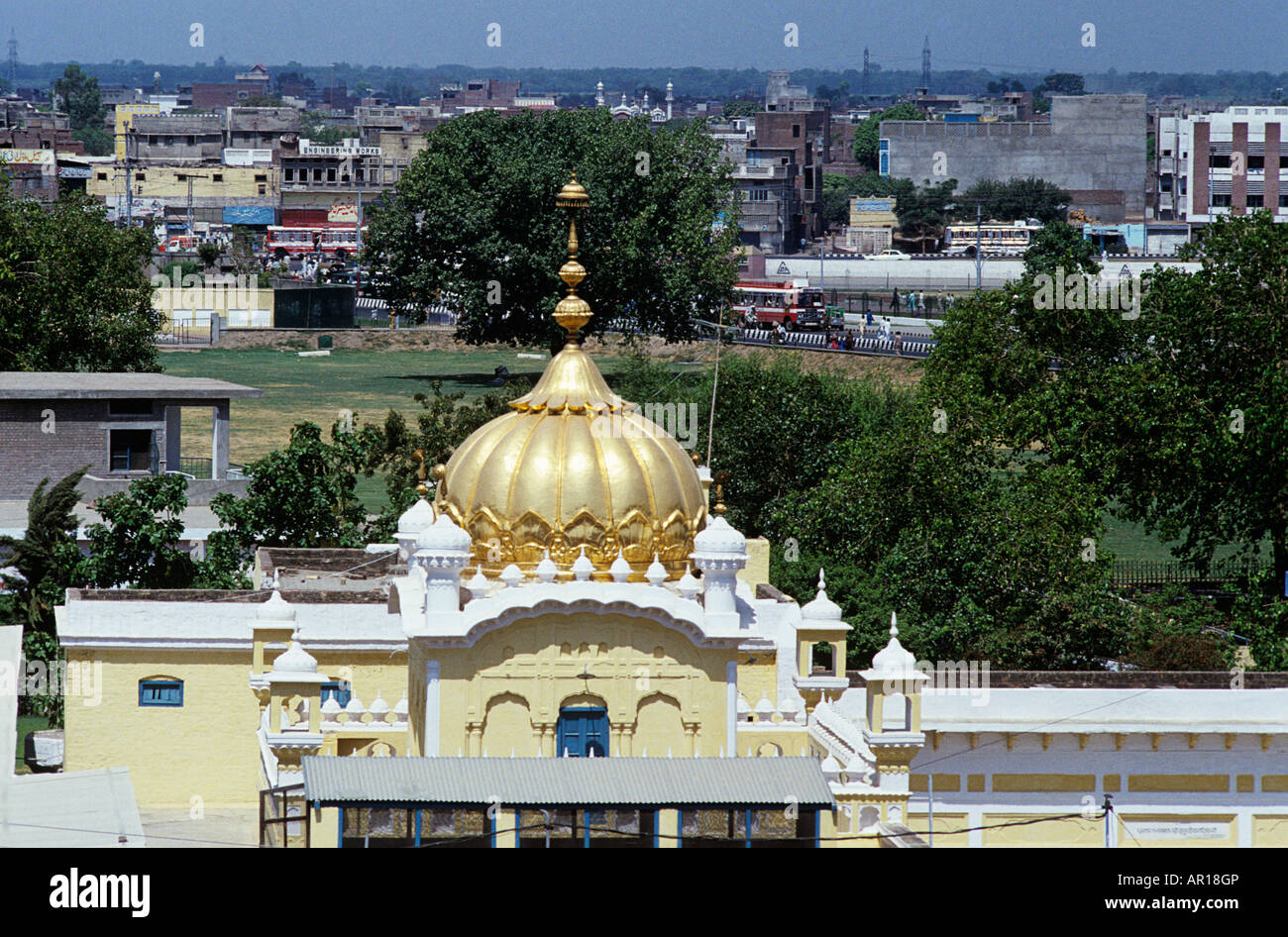 LahoreThe oro sormontato enclave Sikh e la tomba di Guru Arjun Dev. Foto Stock