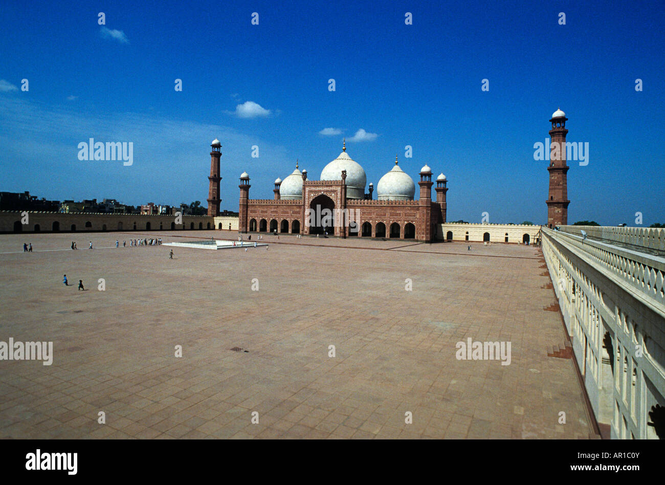 La Moschea Badshahi o "Imperatore della moschea", è stata costruita nel 1673 dall'imperatore Mughal Aurangzeb a Lahore, in Pakistan. Si tratta di una Foto Stock