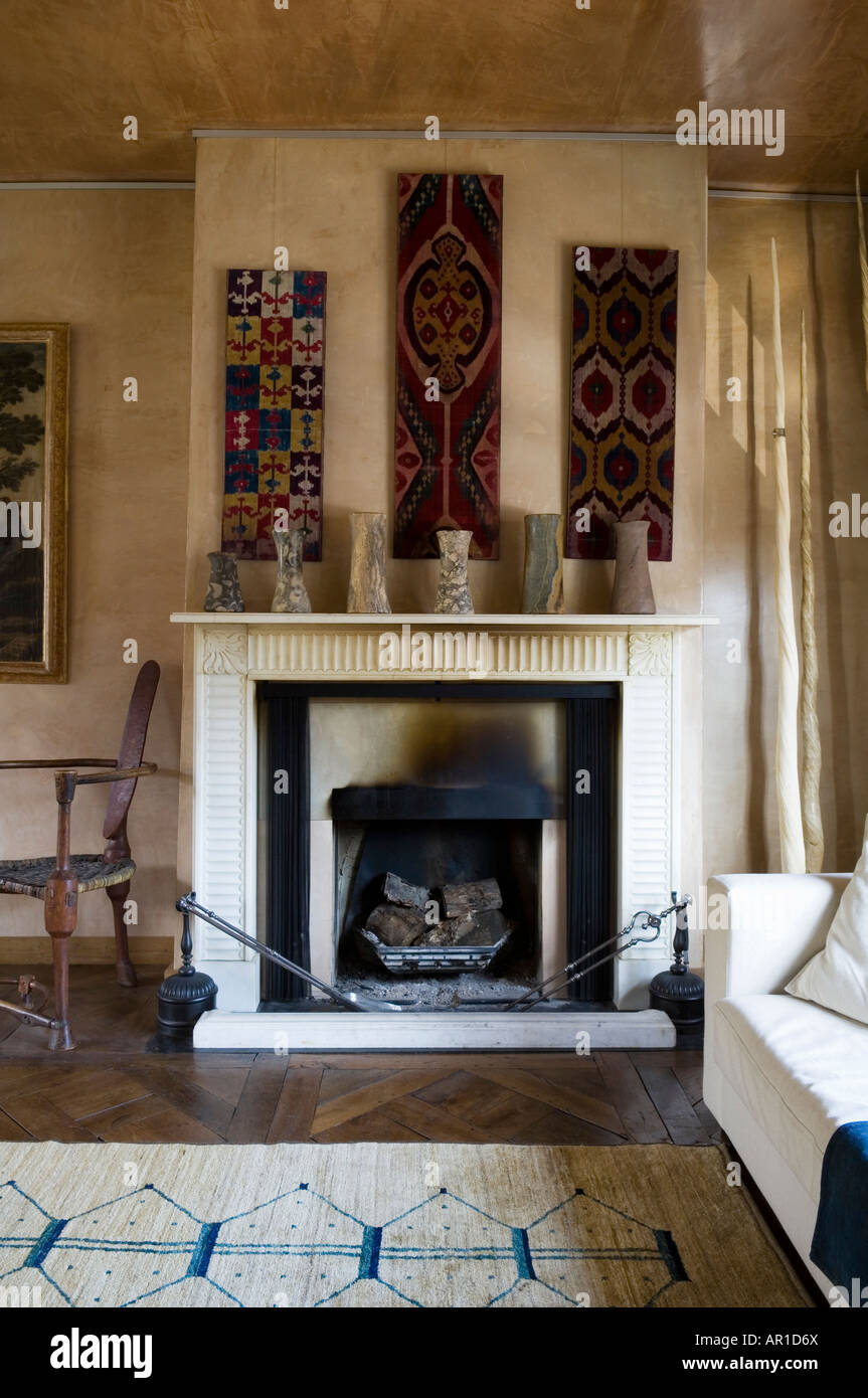 Camino con artefatto tribali e tappezzerie in antique collector's House di Londra Foto Stock