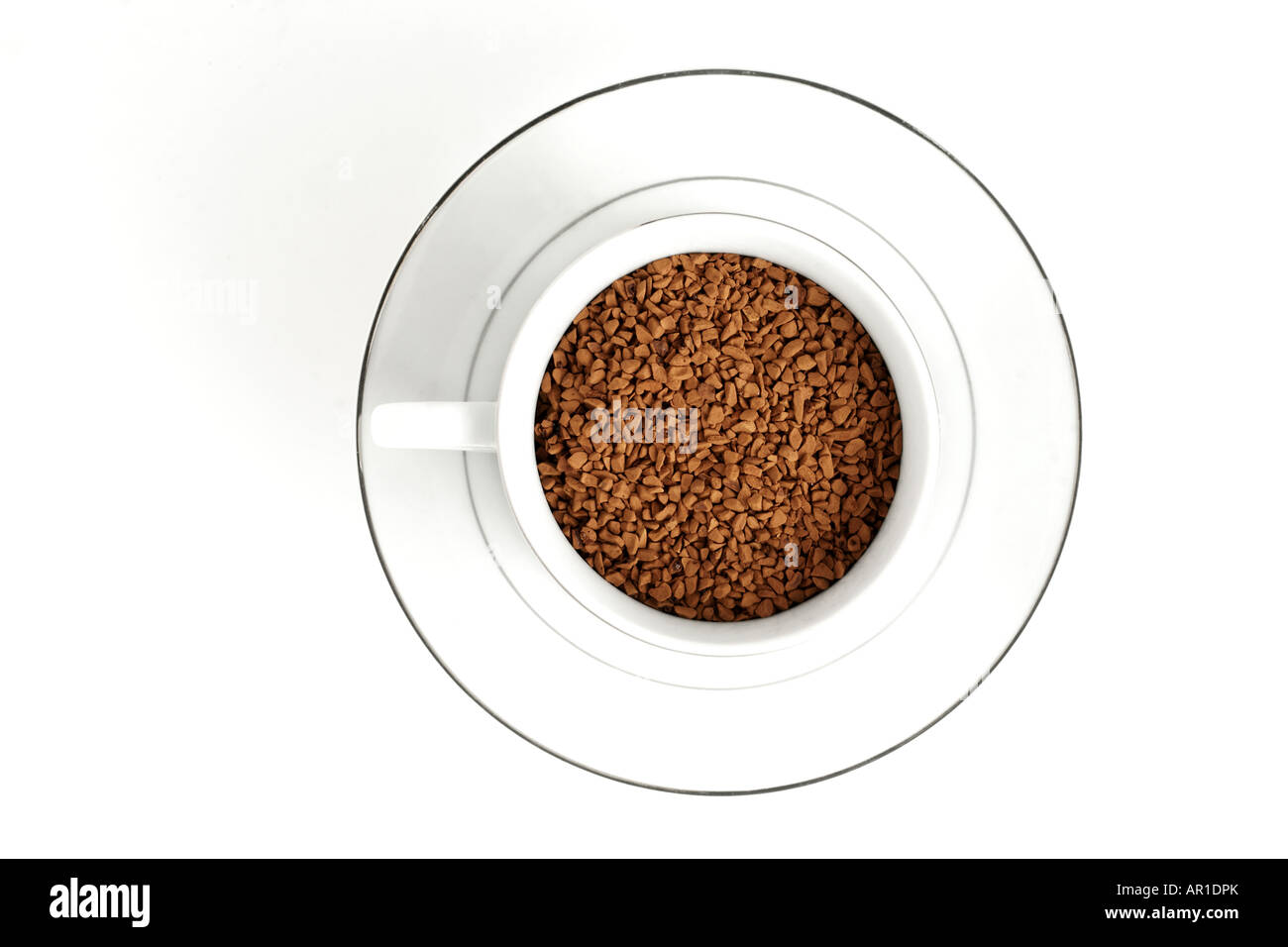 Studio shot di caffè solubile granulare in un bicchiere su sfondo bianco Foto Stock