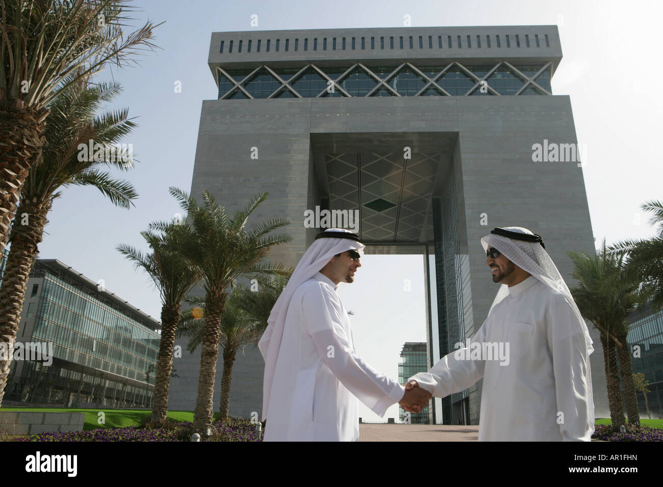 Gli imprenditori arabi stringono le mani Foto Stock