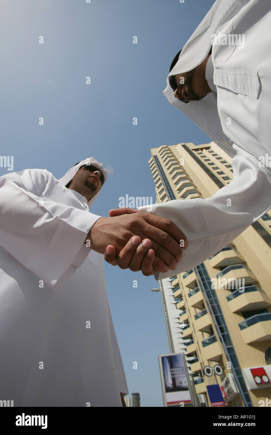 Gli imprenditori arabi stringono le mani Foto Stock