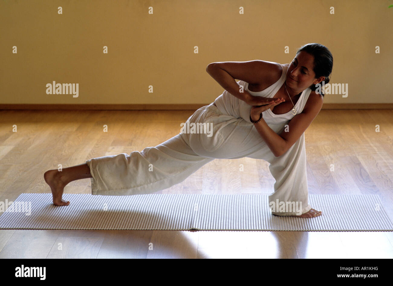 Una giovane donna a praticare yoga Foto Stock
