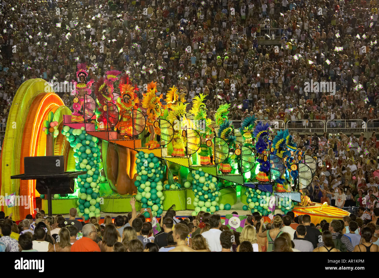 Il carnevale la folla guarda la sfilata di carnevale e galleggia in Sambadrome Rio De Janeiro in Brasile Foto Stock