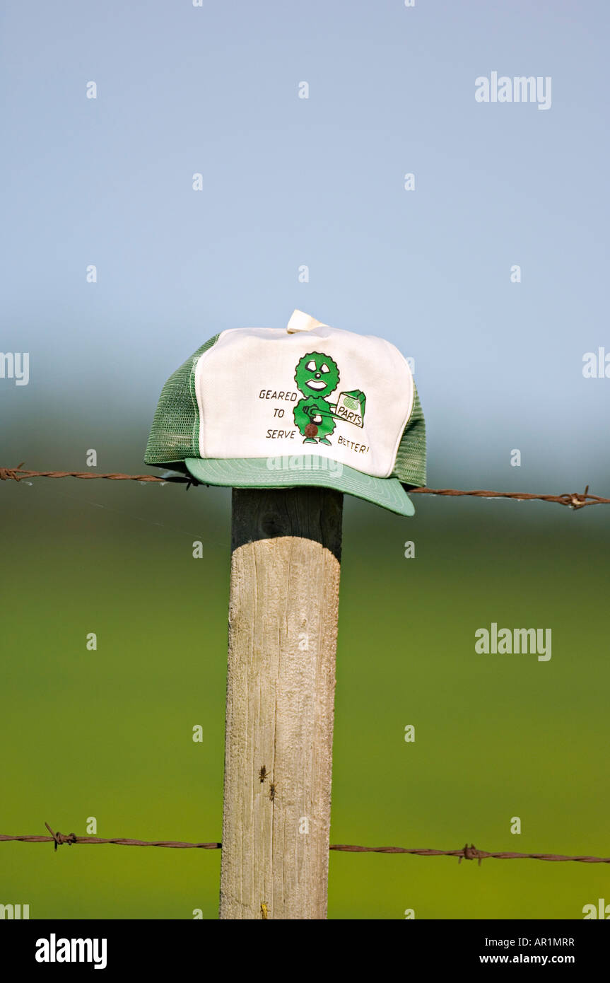 Hat su un palo da recinzione Foto Stock