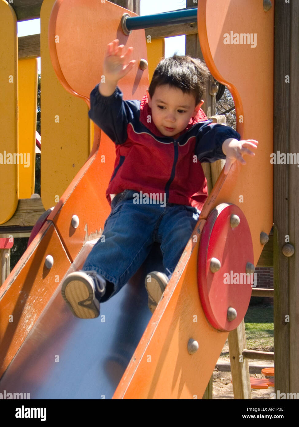 Tre anni di vecchio ragazzo sul parco giochi slitta Foto Stock