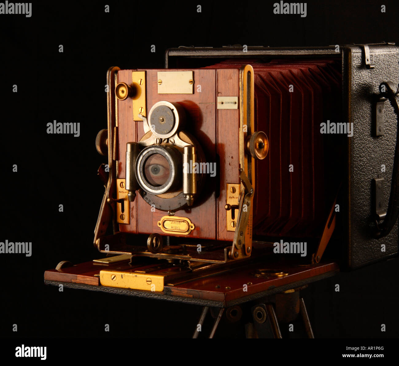 Un occhio guarda fuori da una vista la lente della fotocamera. Foto Stock