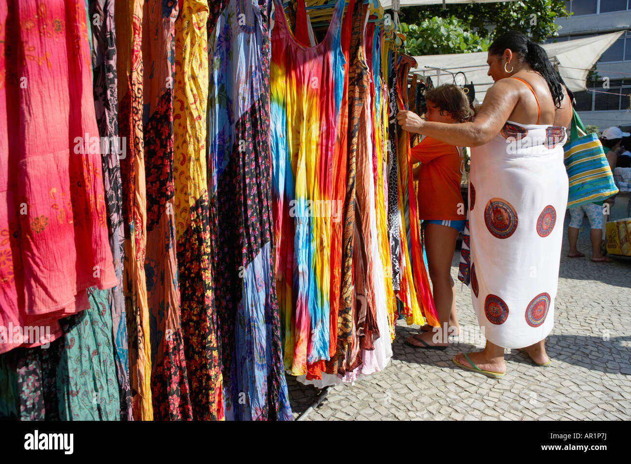 Donna e bambino guardando i materiali di stallo fiera hippie Praca General Osorio a Rio de Janeiro in Brasile Foto Stock