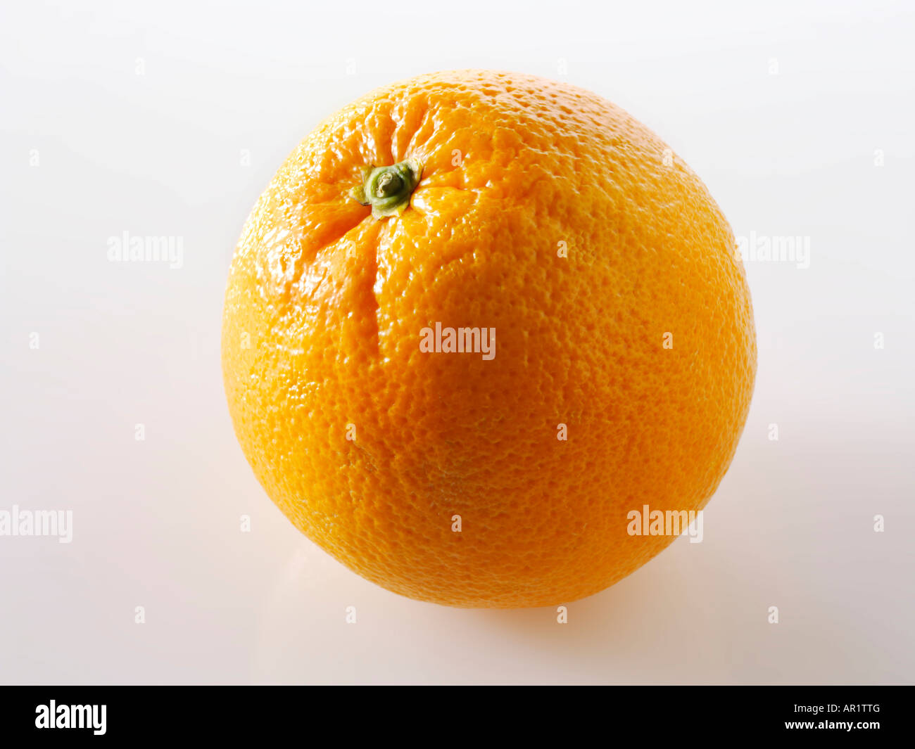 Arance agrumi su uno sfondo bianco come un taglio fuori Foto Stock