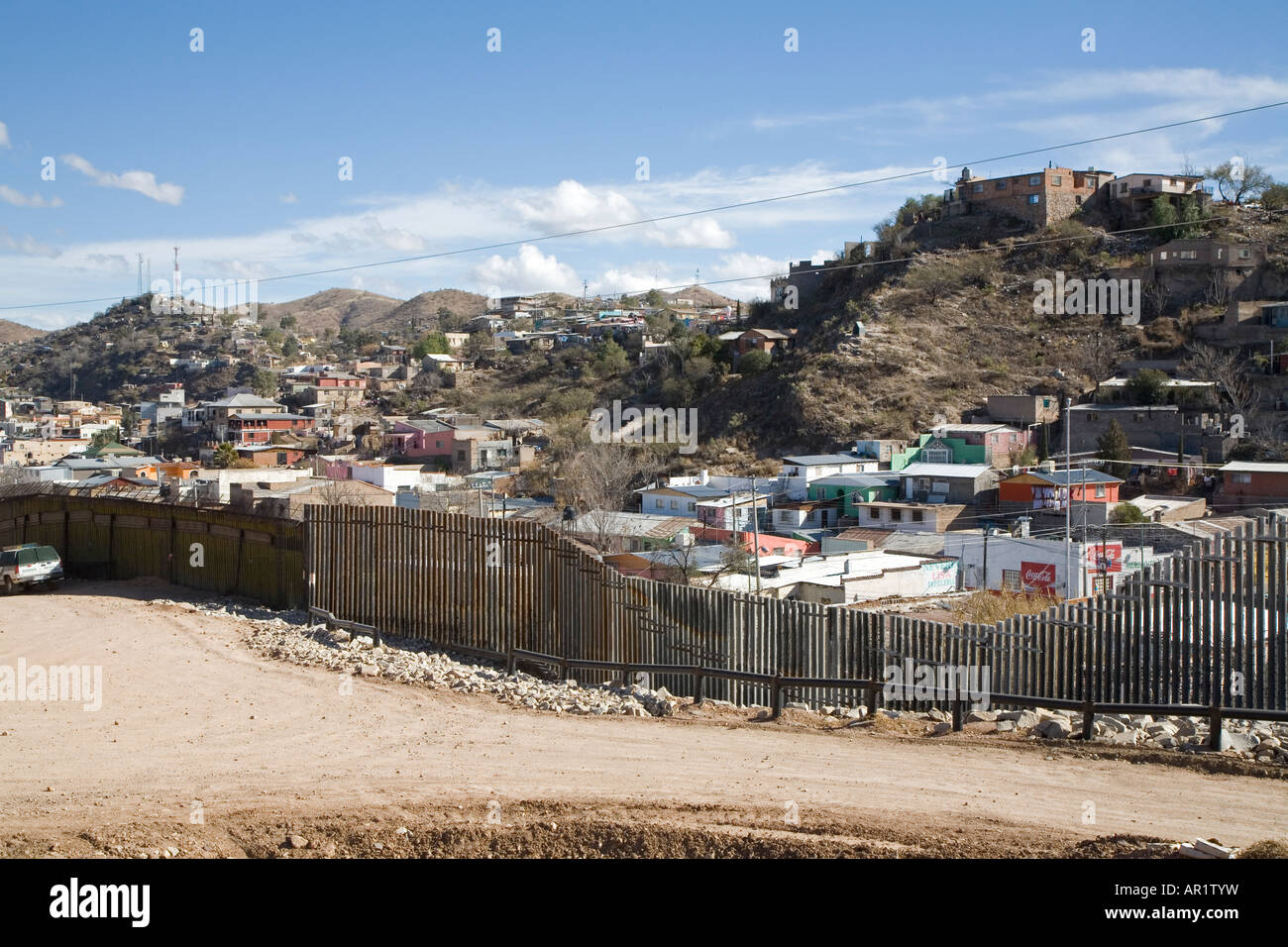 Nogales Arizona una sezione della recinzione di confine che separa gli Stati Uniti in primo piano dal Messico Foto Stock
