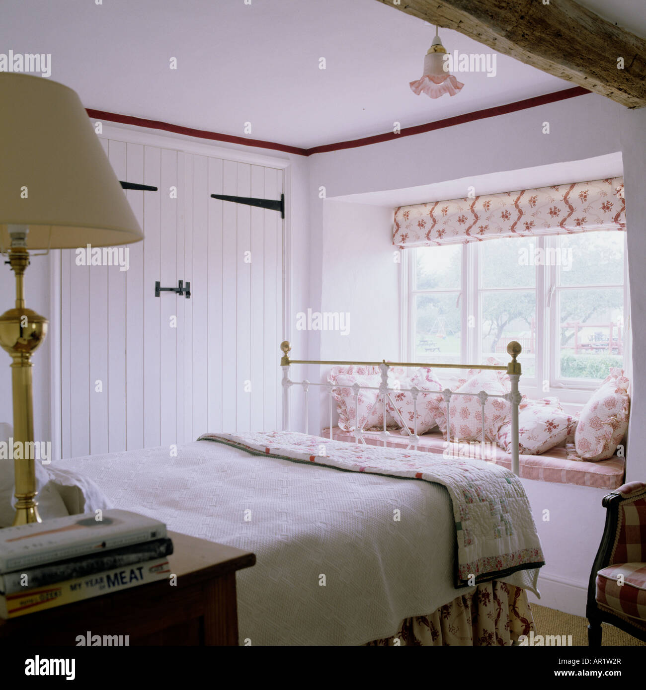 Camera da letto con ghisa a letto in una casa di campagna inglese Foto Stock