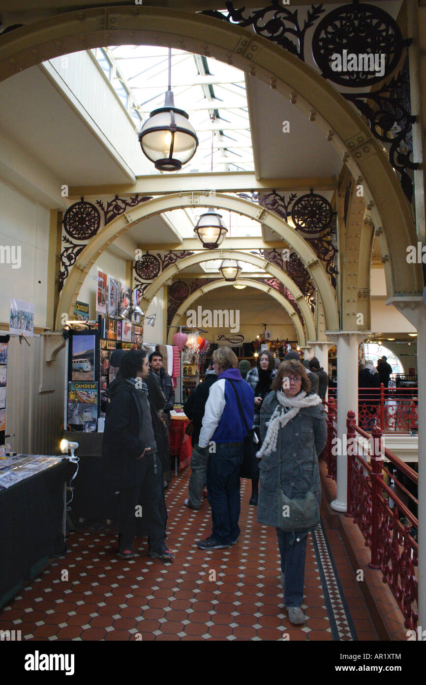 Gli amanti dello shopping a Camden Lock market London Febbraio 2008 Foto Stock