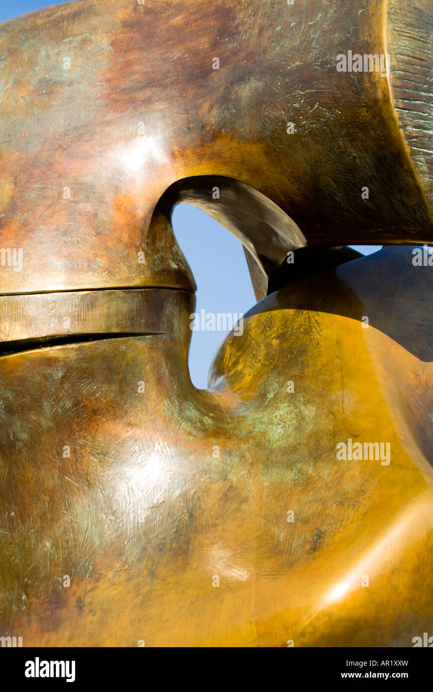 Chiudere verticale di Henry Moore pezzo di bloccaggio scultura in bronzo su una luminosa giornata di sole. Foto Stock