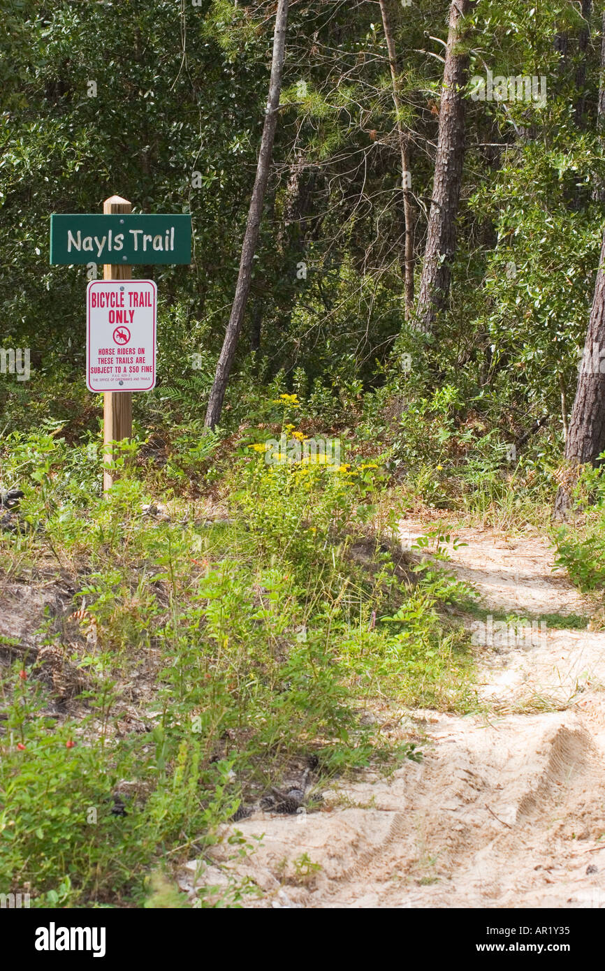 Segnavia conduce il modo sulla croce Florida Greenway's Nayls Trail bike trail Foto Stock