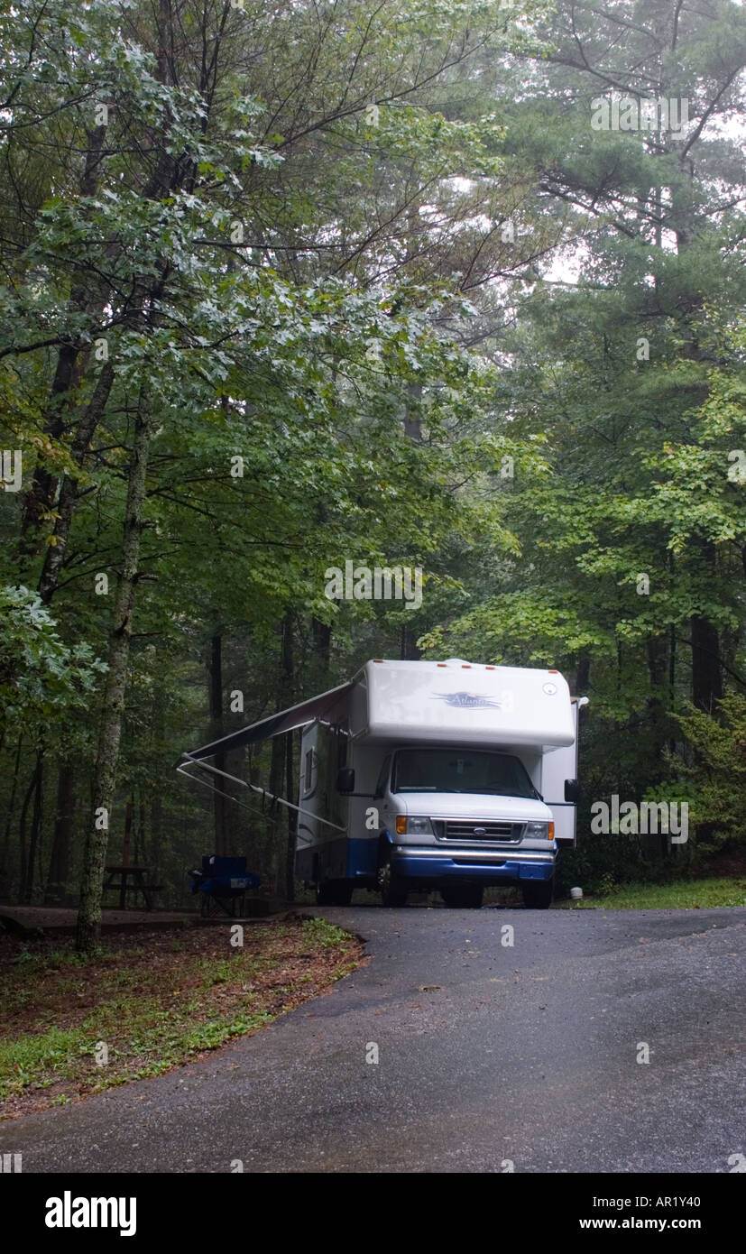 Pullman di camper parcheggiato e allestito per il campeggio all'Unicoi State Park nella Georgia settentrionale, USA Foto Stock