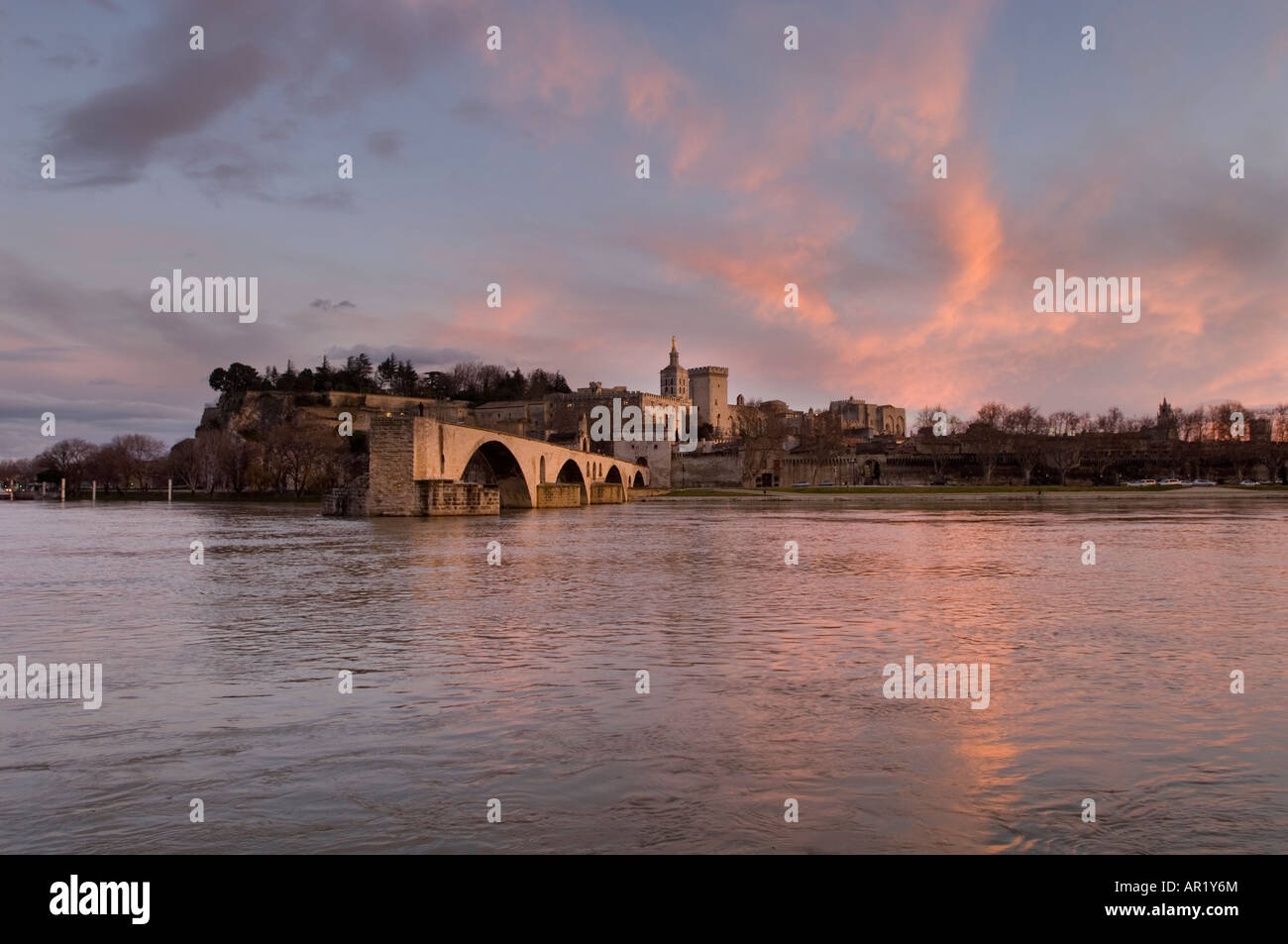 Avignon, Francia. Le vecchie mura della città sulle rive del fiume Rodano Foto Stock