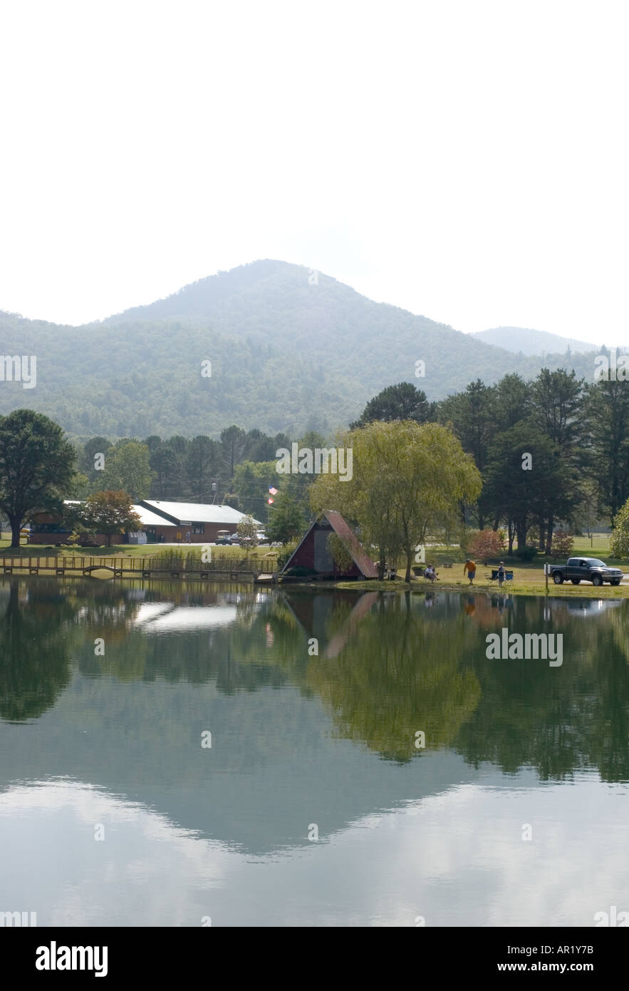 Gli alberi e le montagne si riflettono nel lago privato sulla campeggio nel nord della GEORGIA, STATI UNITI D'AMERICA, Foto Stock