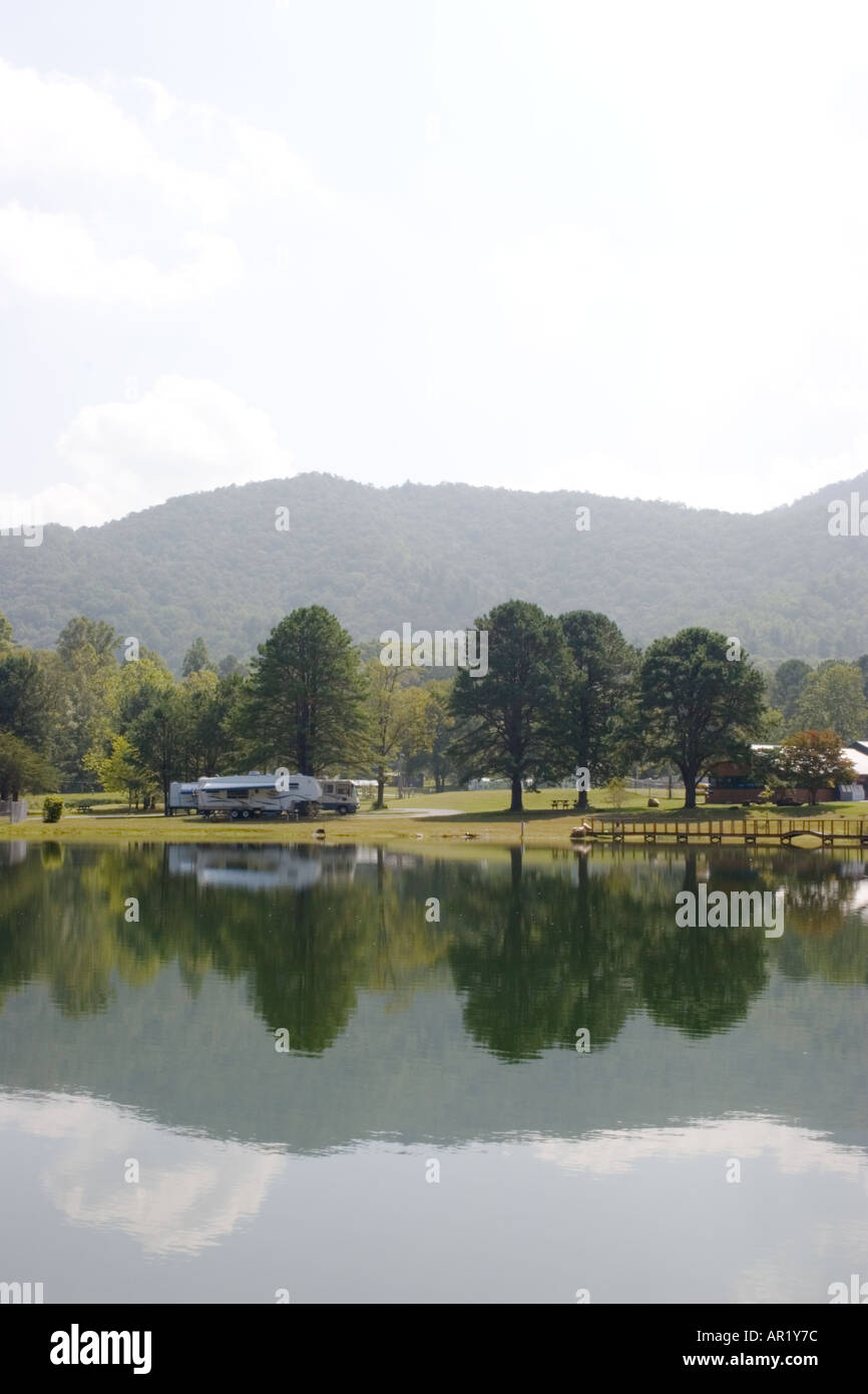 Gli alberi e le montagne si riflettono nel lago privato sulla campeggio nel nord della GEORGIA, STATI UNITI D'AMERICA, Foto Stock