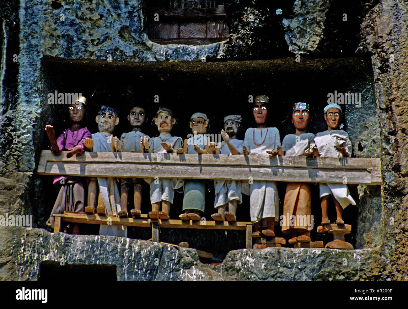 Villaggio Lemo Tana Toraja di Sulawesi - Celebes Tau tau funebre in legno effigi la scogliera tombe Foto Stock