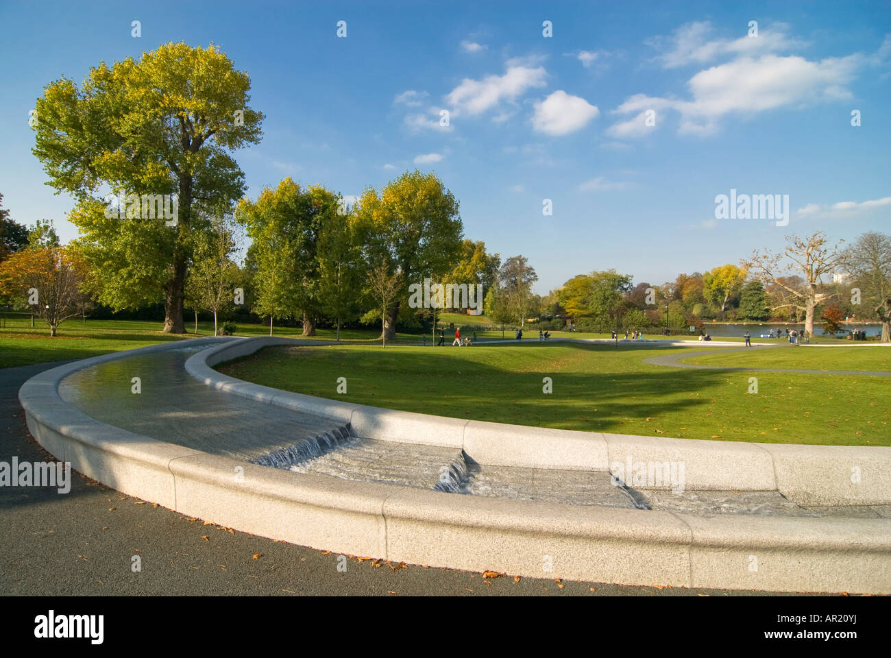 In orizzontale ampia angolazione della Principessa Diana del Galles fontana commemorativa in Hyde Park in una bella giornata di sole Foto Stock