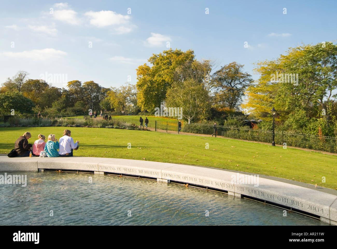 In orizzontale ampia angolazione della Principessa Diana del Galles fontana commemorativa in Hyde Park in una bella giornata di sole Foto Stock